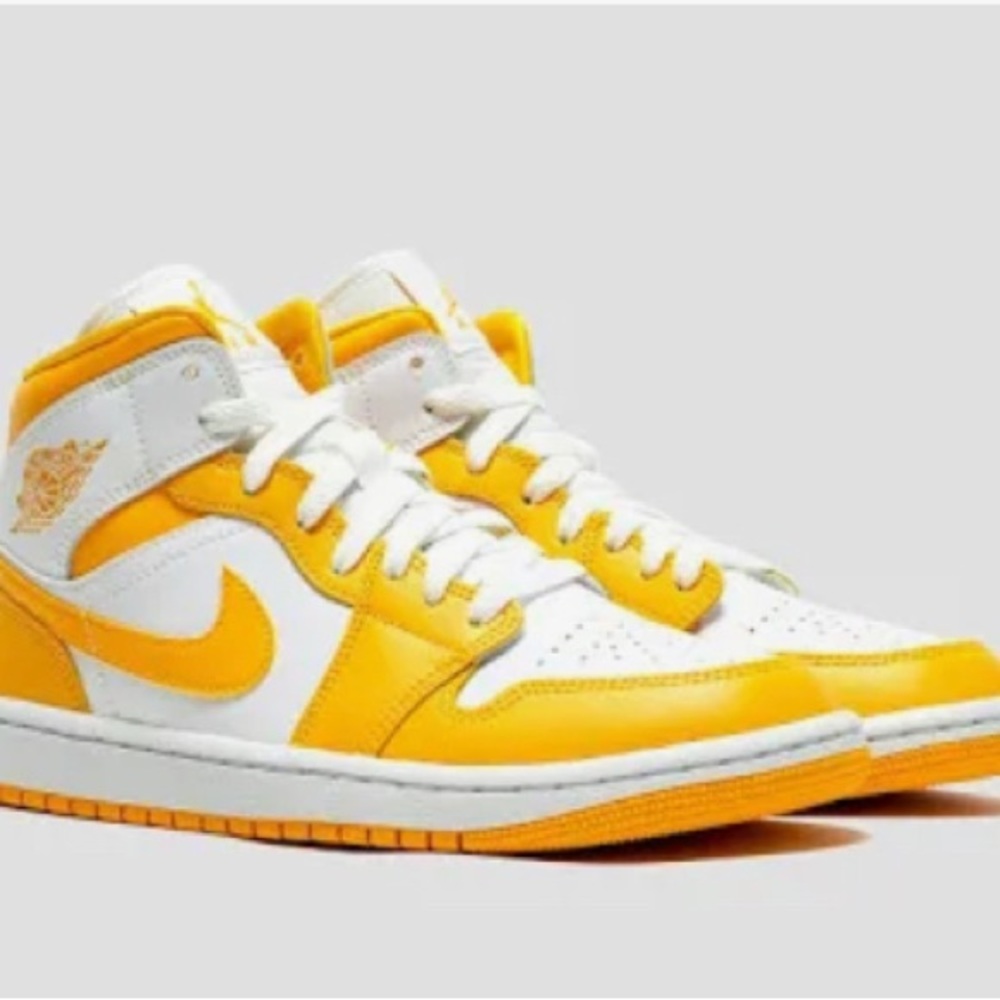 Nike | NIB Women’s Jordan 1’s Mid
